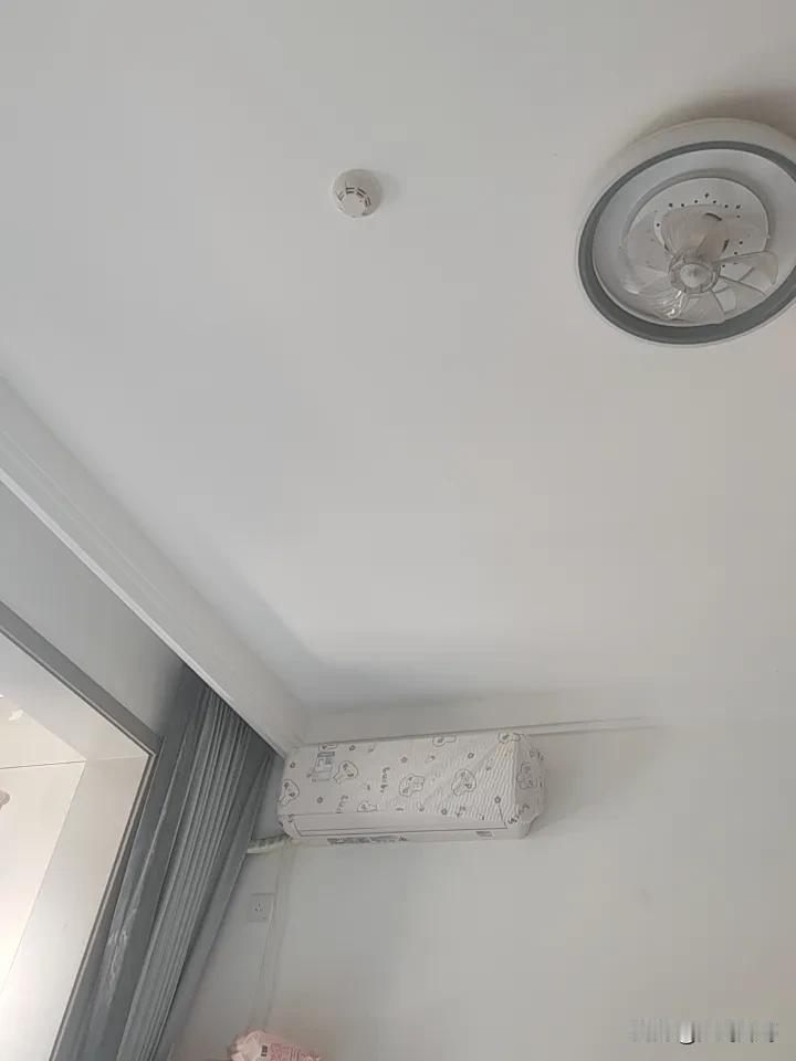 你最近晚上睡觉时空调开多少度最近没有开空调，而是吹电风扇。家人受不了那种冷气，也