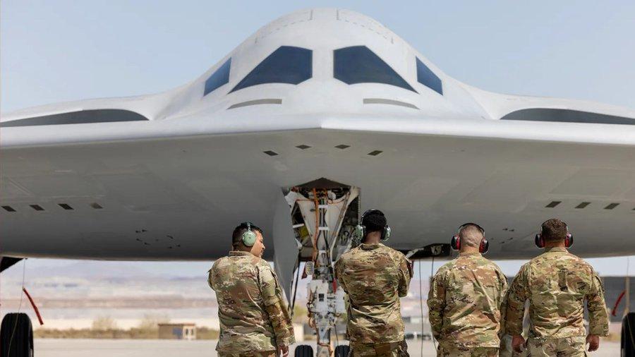 美国“战区”网站报道，美国空军已正式决定，B-21“突袭者”轰炸机将由两名飞行员