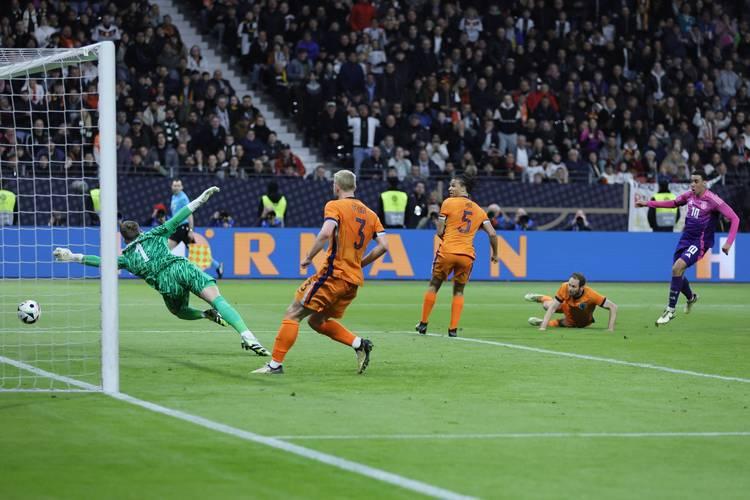 《新民晚报》撰文表示，民间“超”系列，别在职业与草根之间摇摆。有传言称“苏超”常