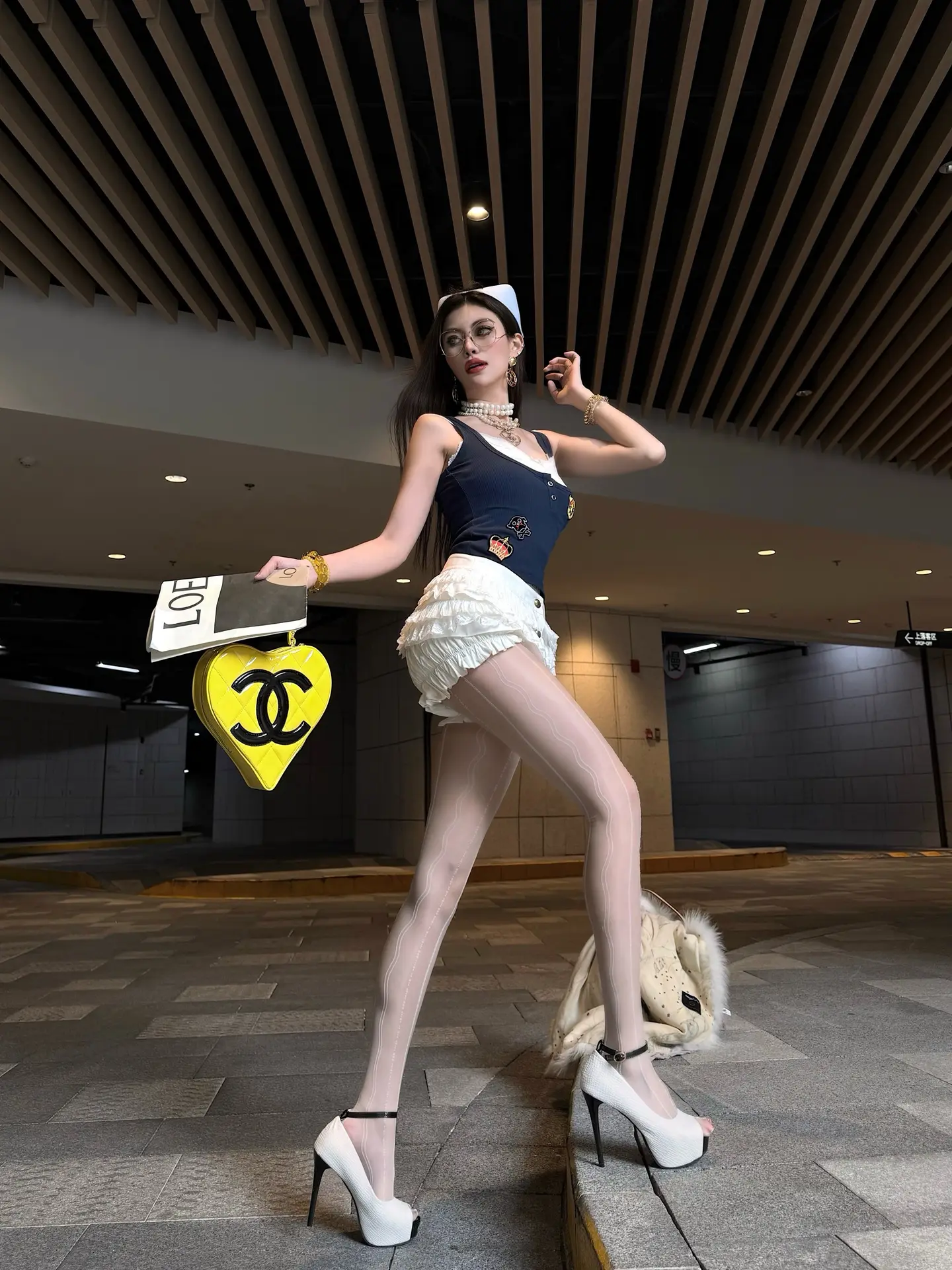 那双高跟鞋她又又又来了。