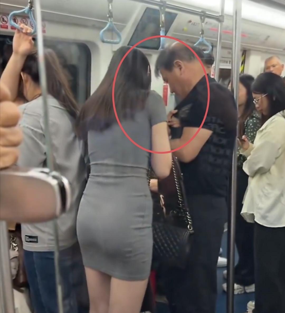 地铁里姑娘当场抓包偷拍狂，并让其删除手机里偷拍的视频和图片。
 
就在西安地铁开