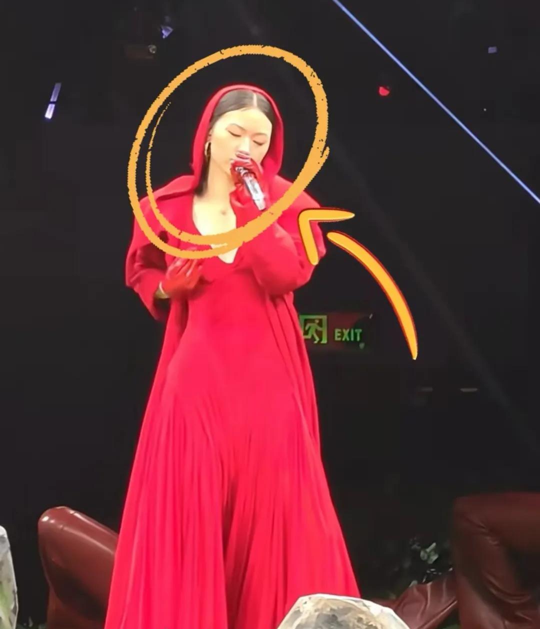 我看那单依纯的道歉文啊，
算是彻底翻车了。
不仅整个文章逻辑乱成一团，还两头都想