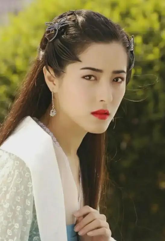 她是两百年难遇的美人，靠美貌“征服”无数男人，如今49岁了，孑然一身，孤孤单单，