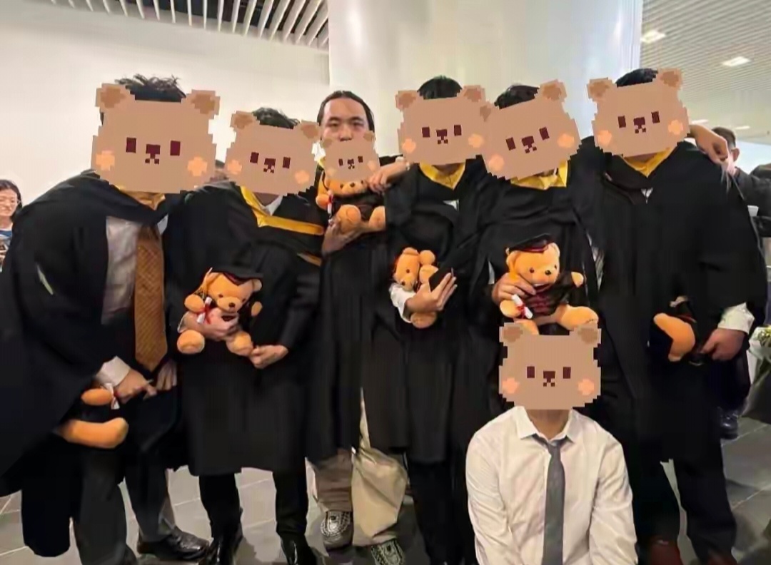 吴镇宇儿子晒高中毕业照，自曝刚上学时不合群，被同学夹手指、丢书包霸凌，吴镇宇一直