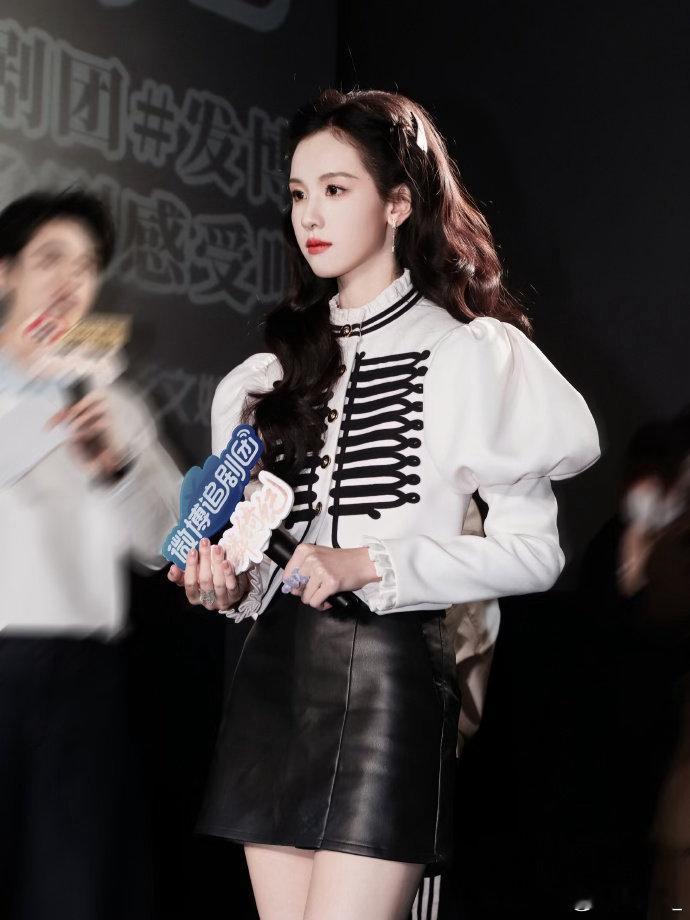 陈都灵天生就有会爱人的能力接一个陈都灵这样的朋友陈都灵温柔又真诚，待人细腻贴心，