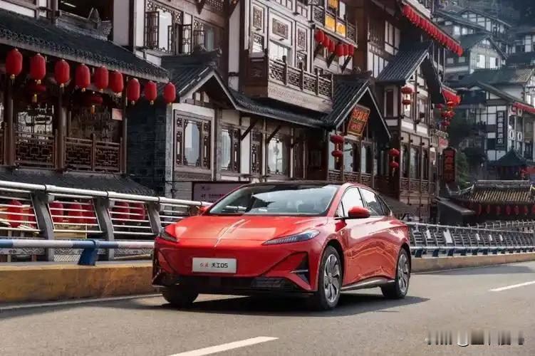 谁能想到，一辆车能把通勤路变成解压现场、停车场变成社交主场？红旗天工05这位“车