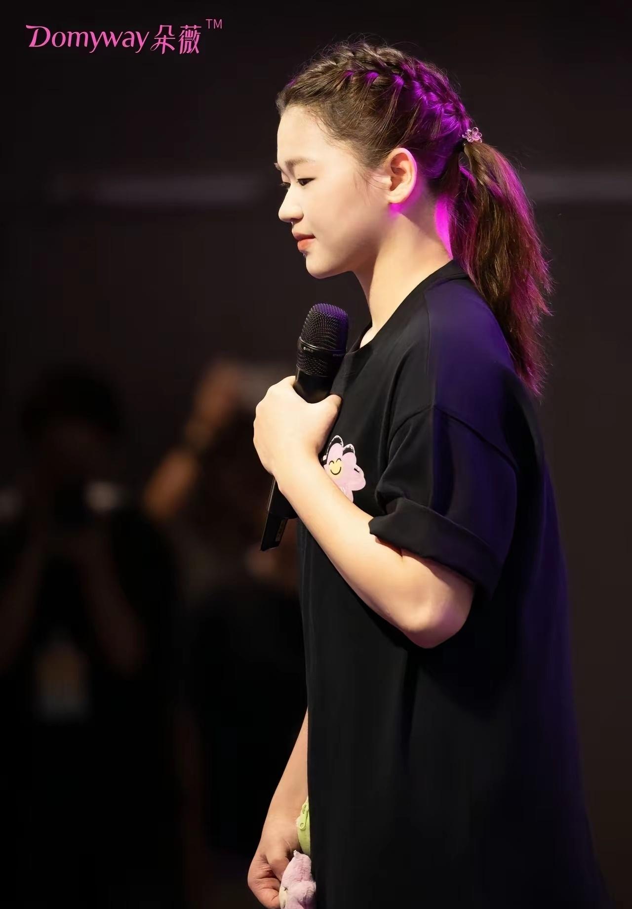 和全红婵一起，共赴惊喜会面
夜幕降临，湖滨氛围感拉满
全红婵惊喜现身西子廊桥
诗