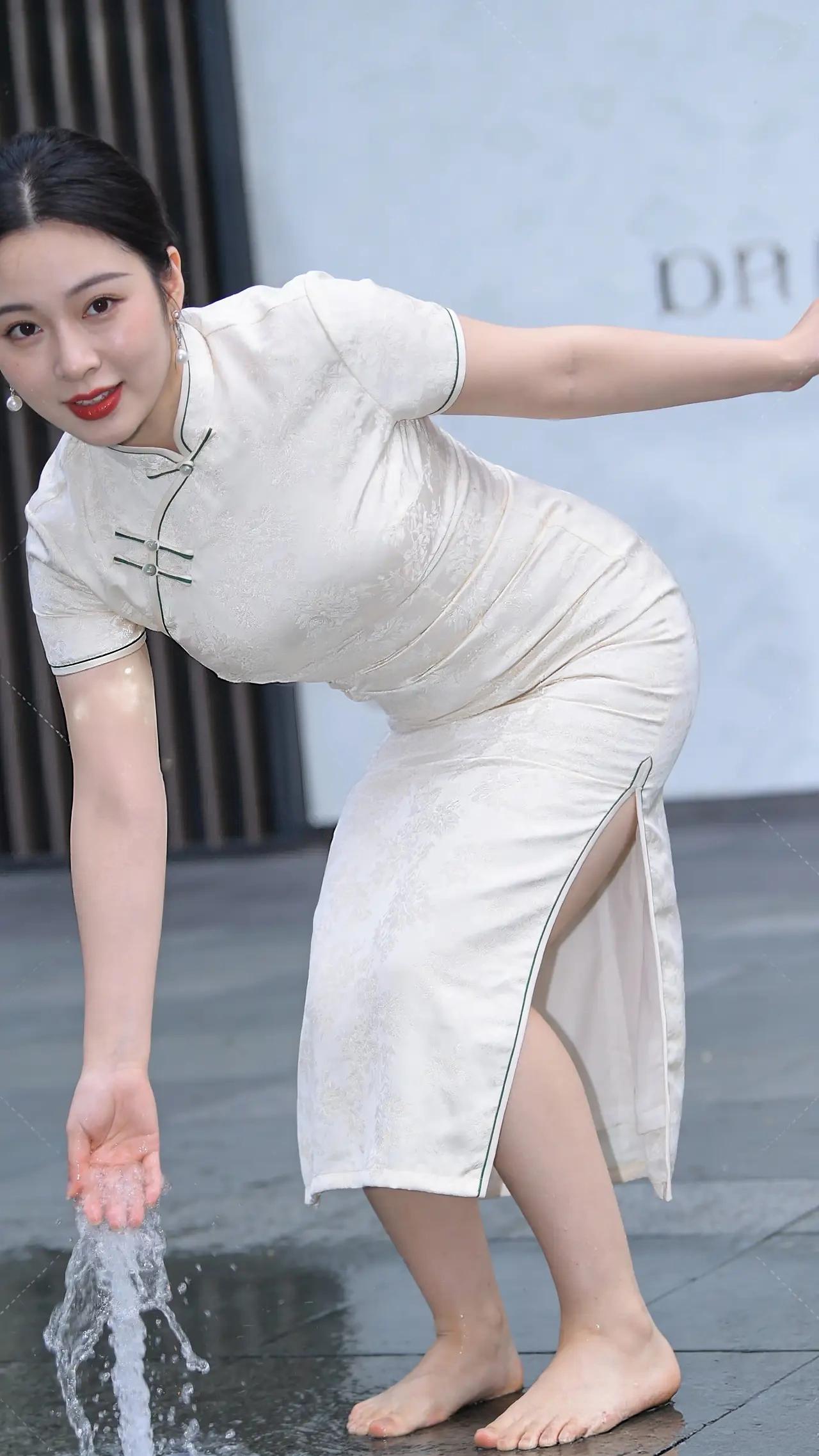 这幅画面堪称东方美学的巅峰之作！母女二人身着华服，宛如从古典画卷中走出的仙子，举