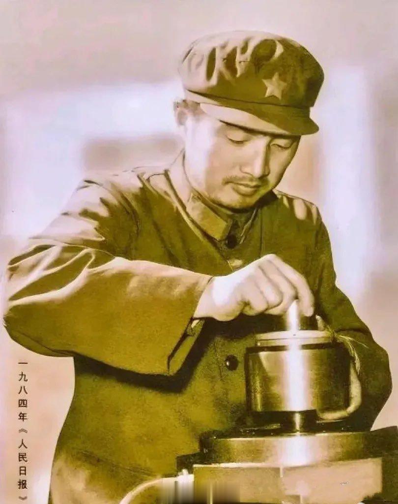 1984年，当时人民日报的头版新闻，报道了一则关于我国发明第一台空气压力天平的新