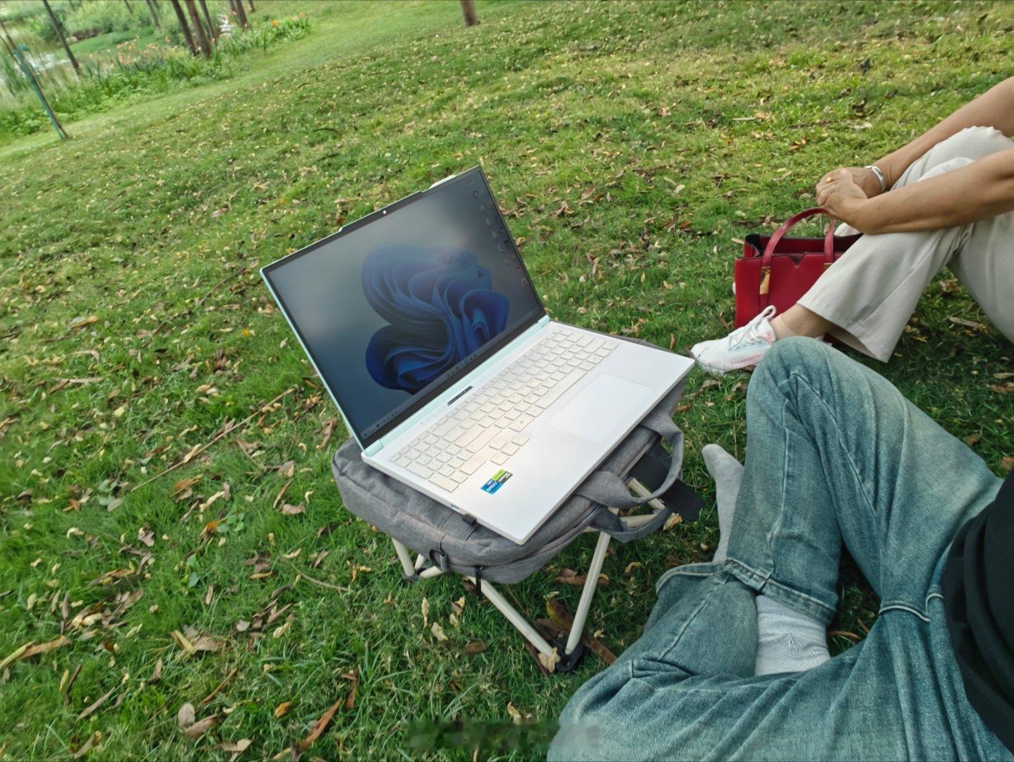 又是新的一周，今天上午刚刚到深圳，找了个公园附近给车充电，跟我妈逛公园，顺便开机