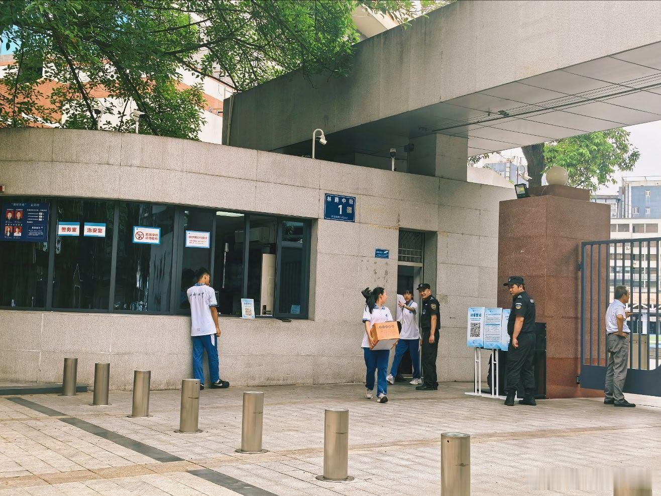 给姨姨们汇报一下：今天鱼姐把差的杂志运送出来，我拿回家，明天小草妈车子限号，我俩