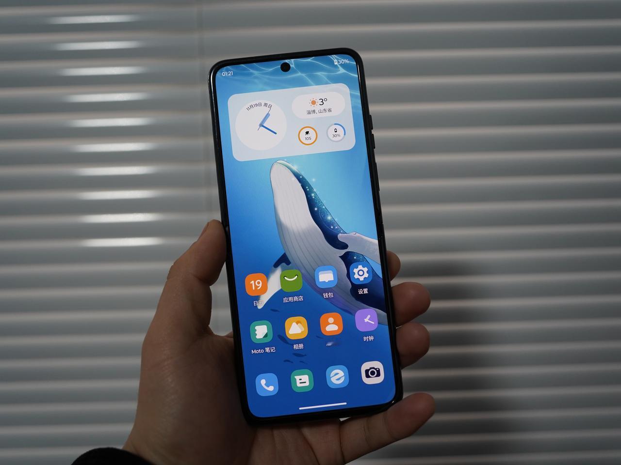 摩托罗拉的小折叠moto razr 40 Ultra确实不怎么样。

天气稍微冷