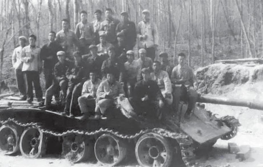 1969年3月黑龙江生产建设兵团21团战士在缴获的苏军T-62坦克上历史影像 ​