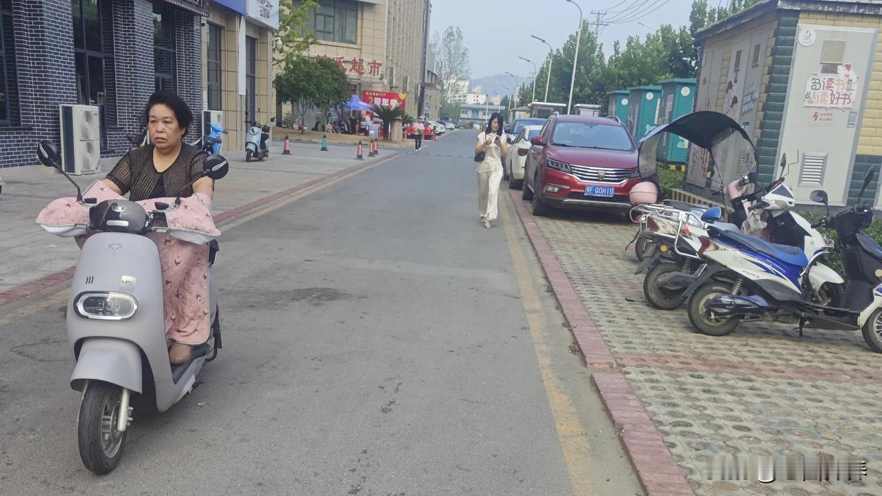 上联:迎面秋风爽(平仄平平仄)
下联:扭头岁月深(仄平仄仄平)
        