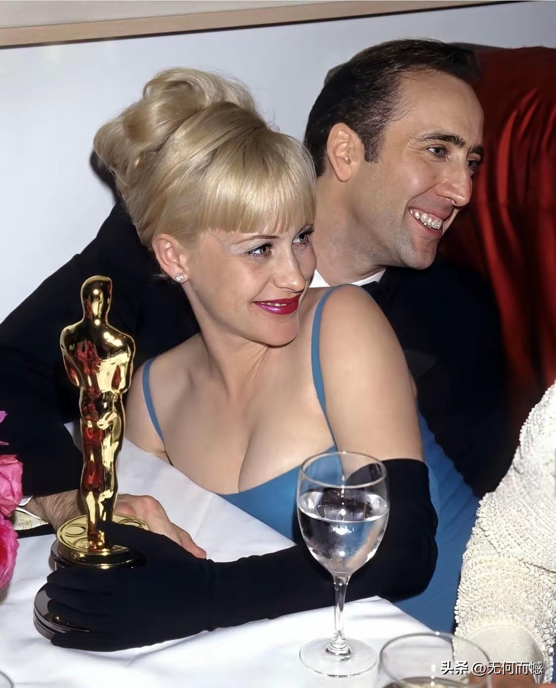 这张照片中的男人和女人，笑的都比较灿烂，笑的都比较自然，没有一点娇柔造作之感，能