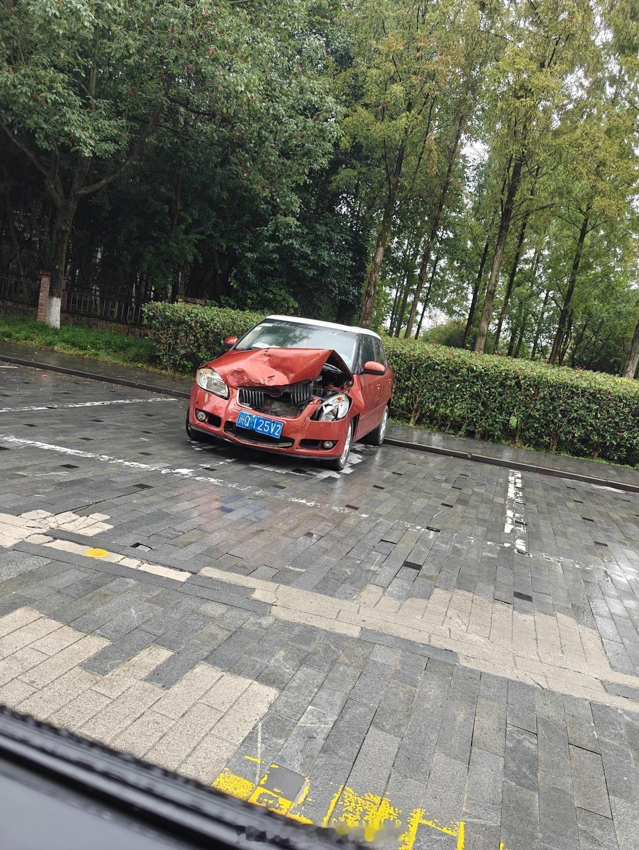 这哥们真够倒霉的，车在停车场都能被撞这么惨……女子忍痛踩趾压板脚喷血 ​​​