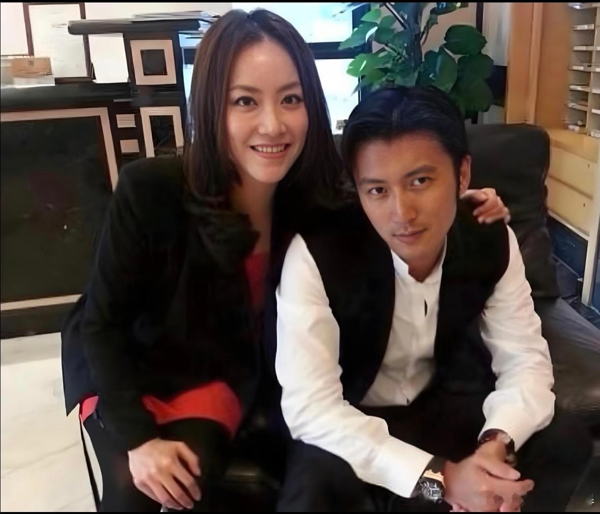 她的第一个艺人项目是谢霆锋，尽管最初外界对谢霆锋持怀疑态度，但霍汶希始终支持他。