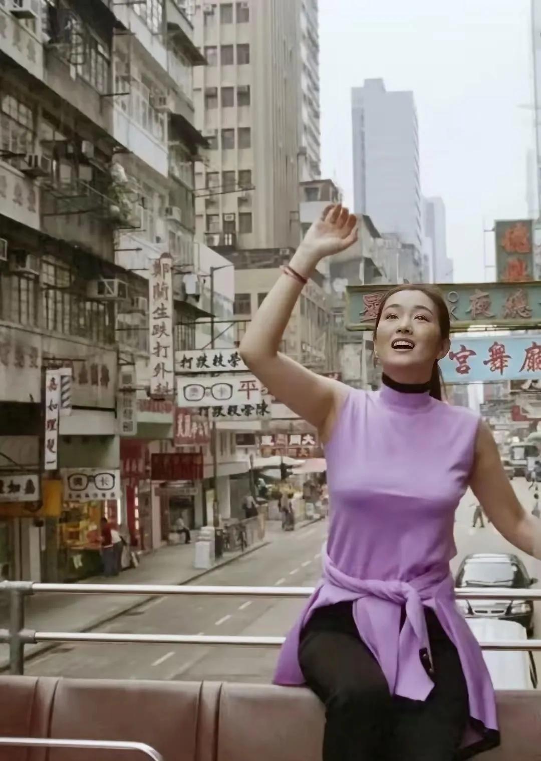 巩俐这组照片，是年轻的时候坐在香港的旅游大巴上拍的，那时候的巩俐，还是个妙龄女子