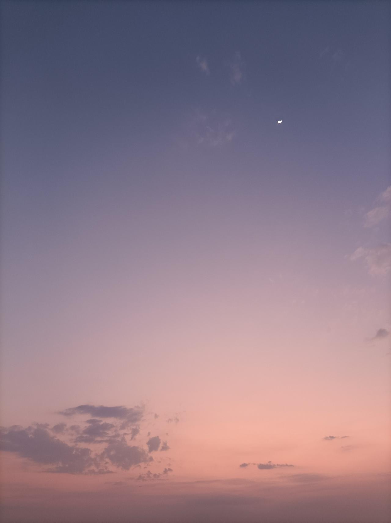 晒出你的本地生活昨天晚上在自家西边阳台上拍到的天空晚霞，真的好美，而且好壮观，月