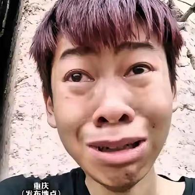 2023年，重庆一名男孩身有残疾、无依无靠，打工自力更生攒了半年钱，买了礼物来看