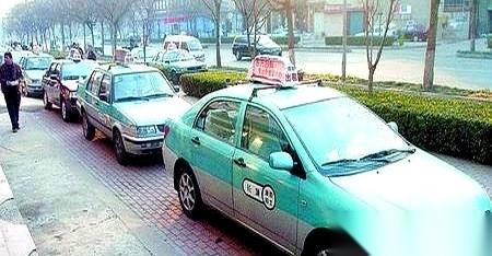 长春那个拉客的出租车视频，我看了。
司机大哥那几句话，不像是在招揽生意，倒像是在