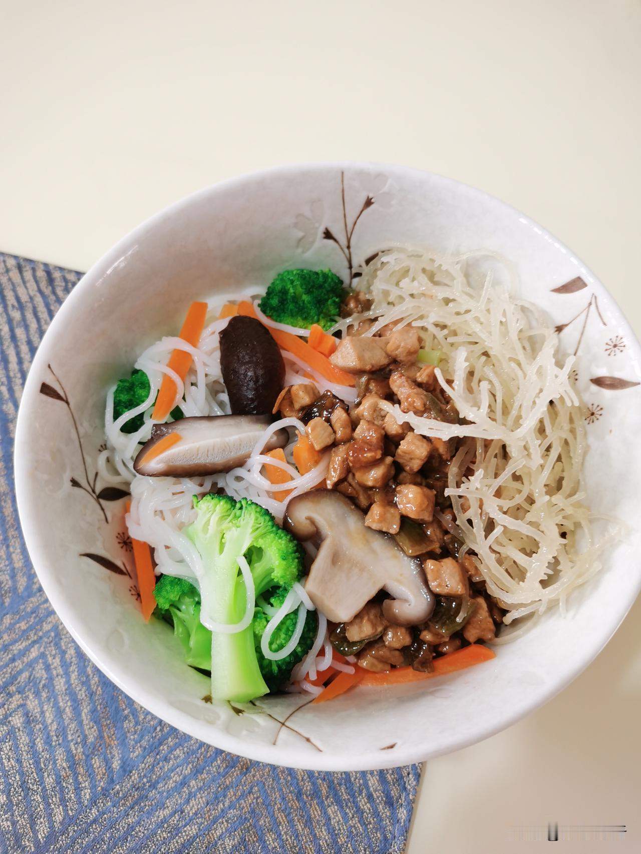 食堂阿姨手抖不是毛病，是练了多年的独门功夫，就问你服不服。
