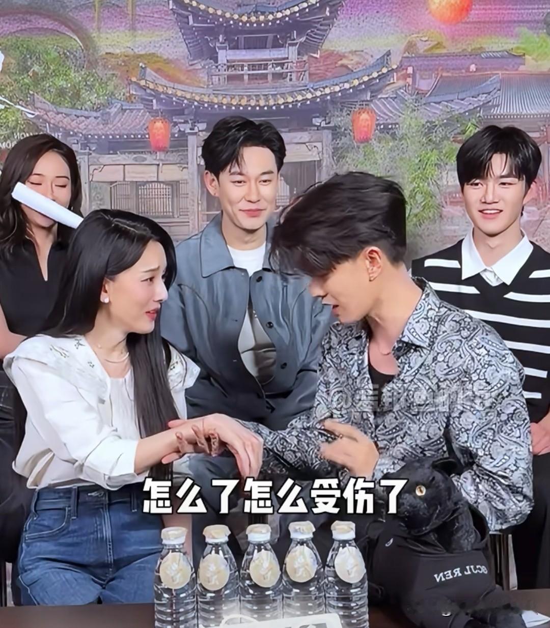 任嘉伦很稳重，任国超就很调皮，二人在直播间好好帅呀[呲牙]任嘉伦 任嘉伦演技 明