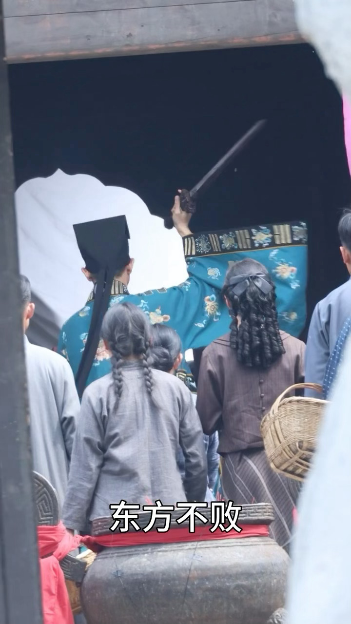 李现新剧这妆照好像不太行  有点像电视剧里骗人的神棍[跪了][跪了][跪了] ​