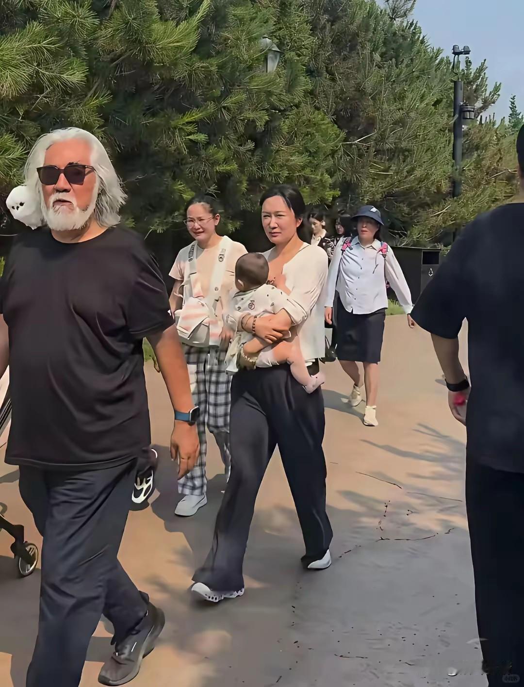 杜星霖为了直播卖货也是拼了，
原本以为她是为了自己一岁宝宝怒怼网友，现在发现都是