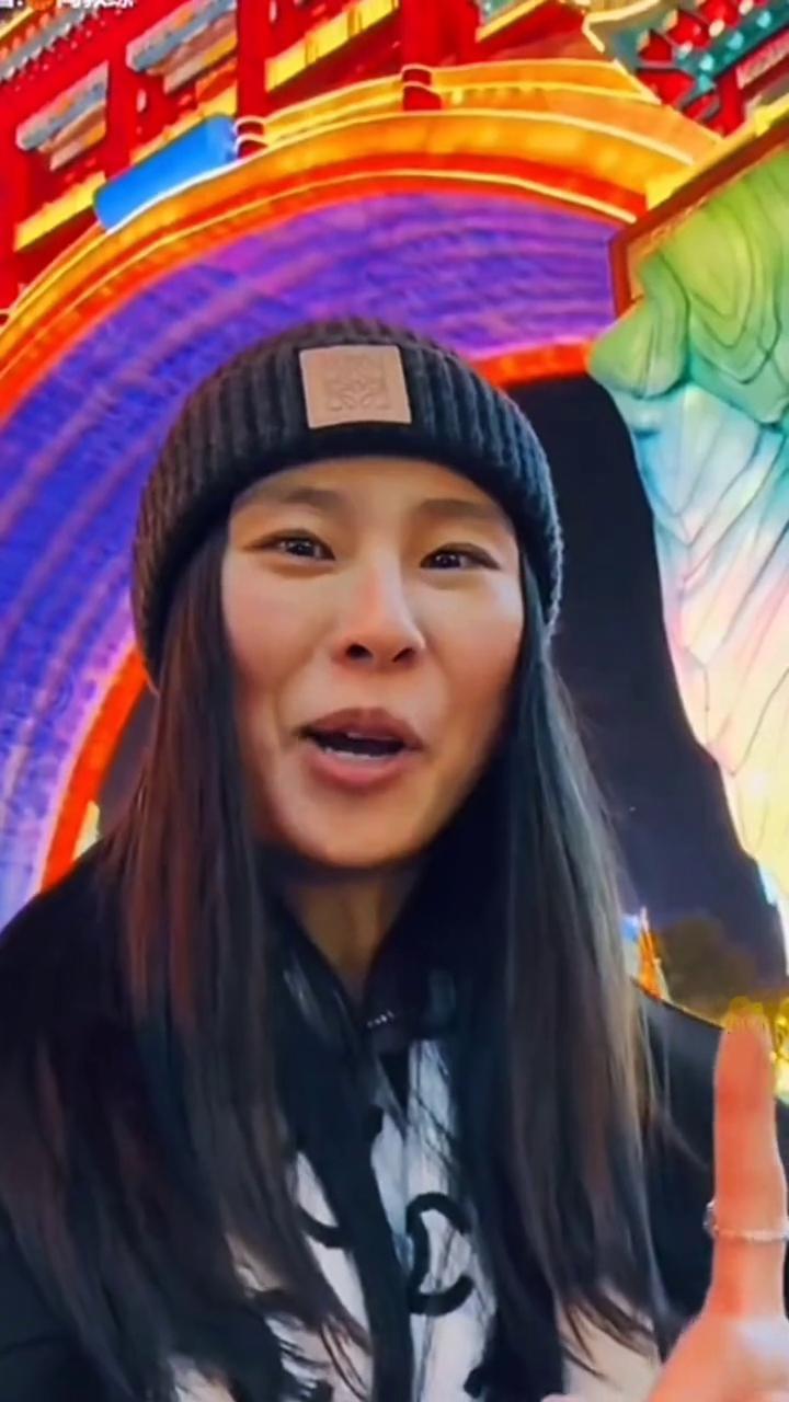 王老六来逛灯会。
家人们，今天来到了自贡国际灯会。