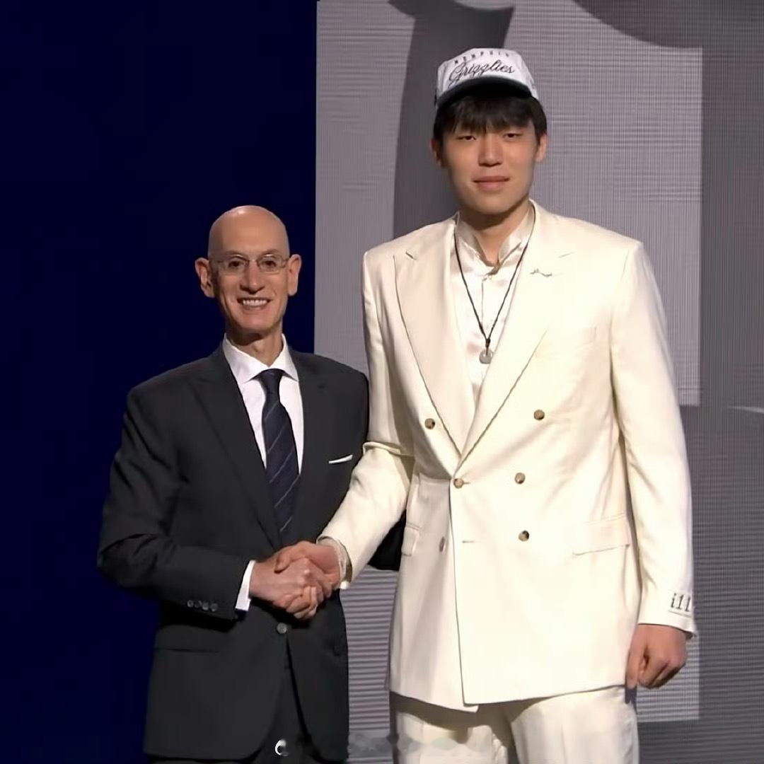 姚明、易建联后，第三位首轮被选中的中国球员！ 杨瀚森第16顺位被选中杨瀚森第九位