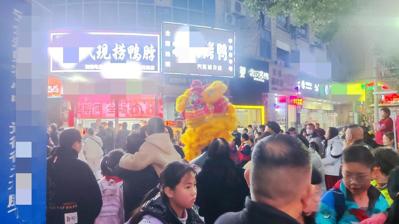 同一条街两家一模一样的店，一家新店开业、一家老店打折，我站在门口纠结了10分钟