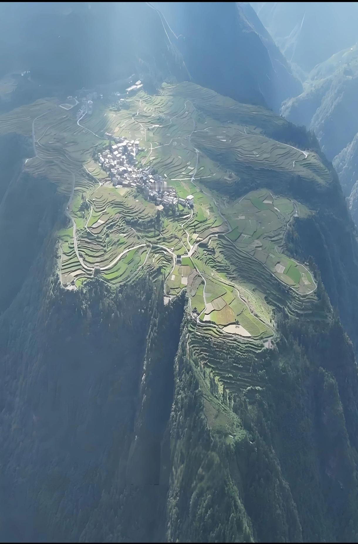 贵州省黔南州独山县甲定村（也叫贾定村），被称作“贵州第一悬崖村” “云上之村”。