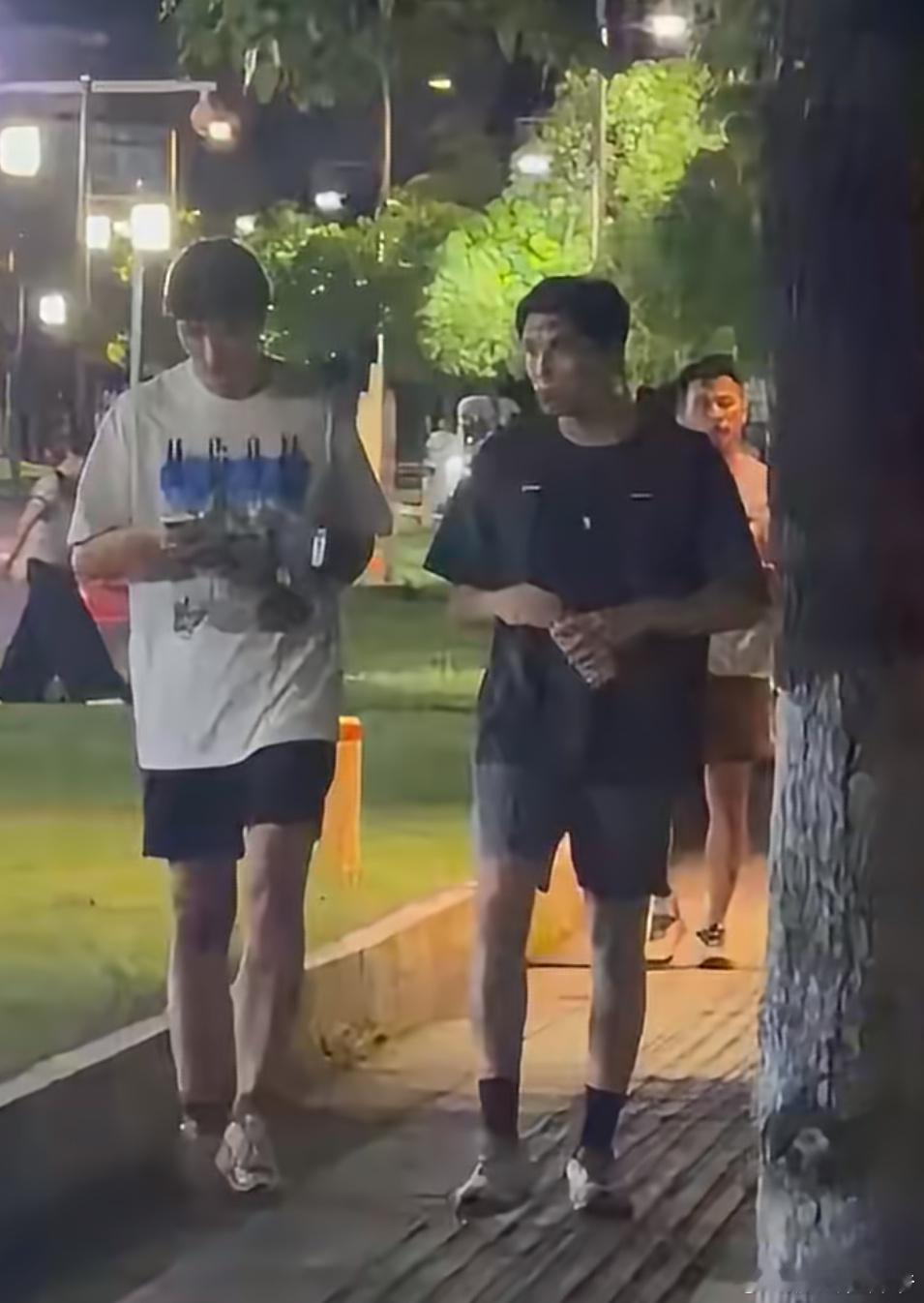 王安宇走路脖子前倾一段篮球路透爆出来，话题直接双向开战！关注点分成两批：一批讨论