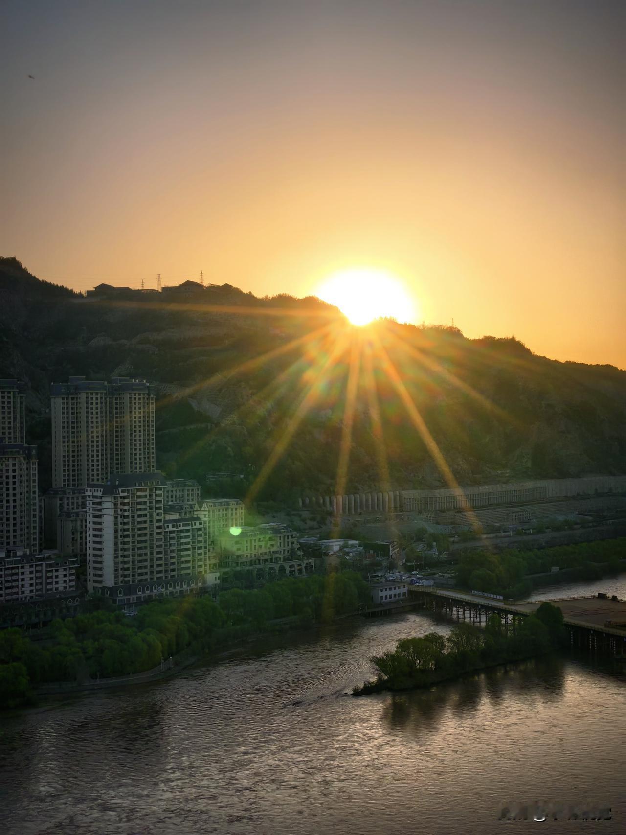 分享一张日出的照片母亲河畔旭日东升