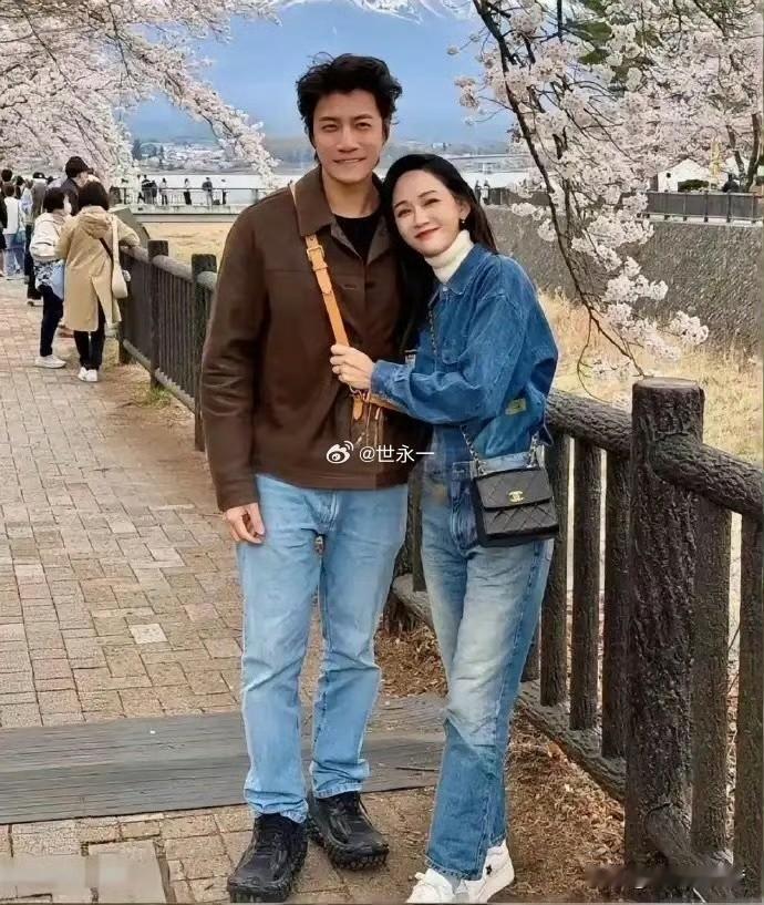 陈乔恩和老公艾伦同框照，
比小九岁老公还显年轻，
不知道是怎么做到的？