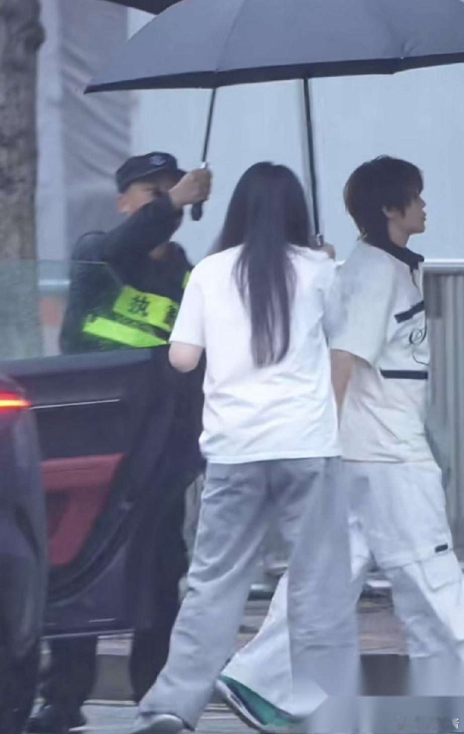 李小冉和王濛是真的合拍啊！ 两个人都在节目上强调，做人应该真诚。 可惜却遇到了不