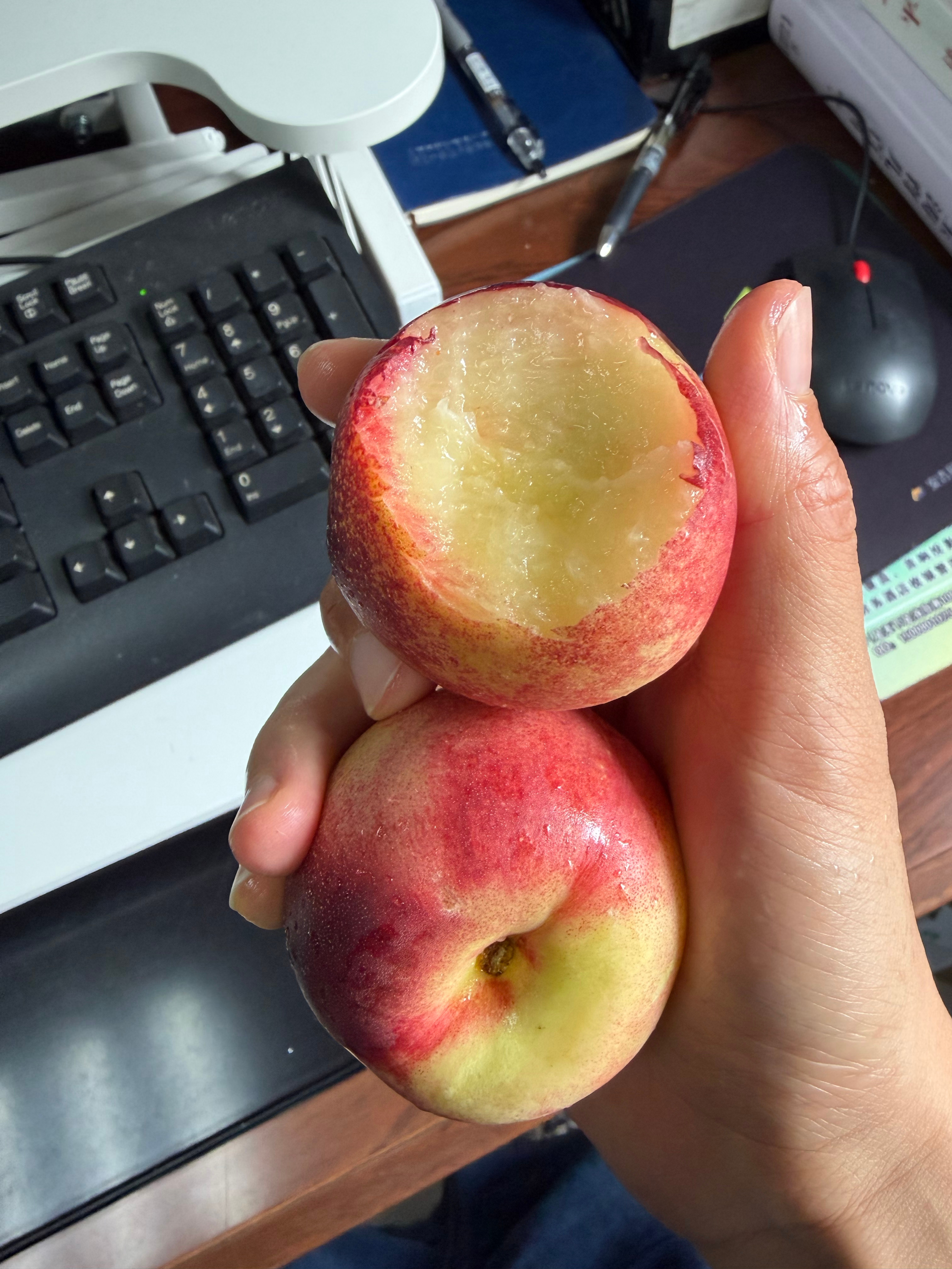 食堂的小桃子还挺甜的 