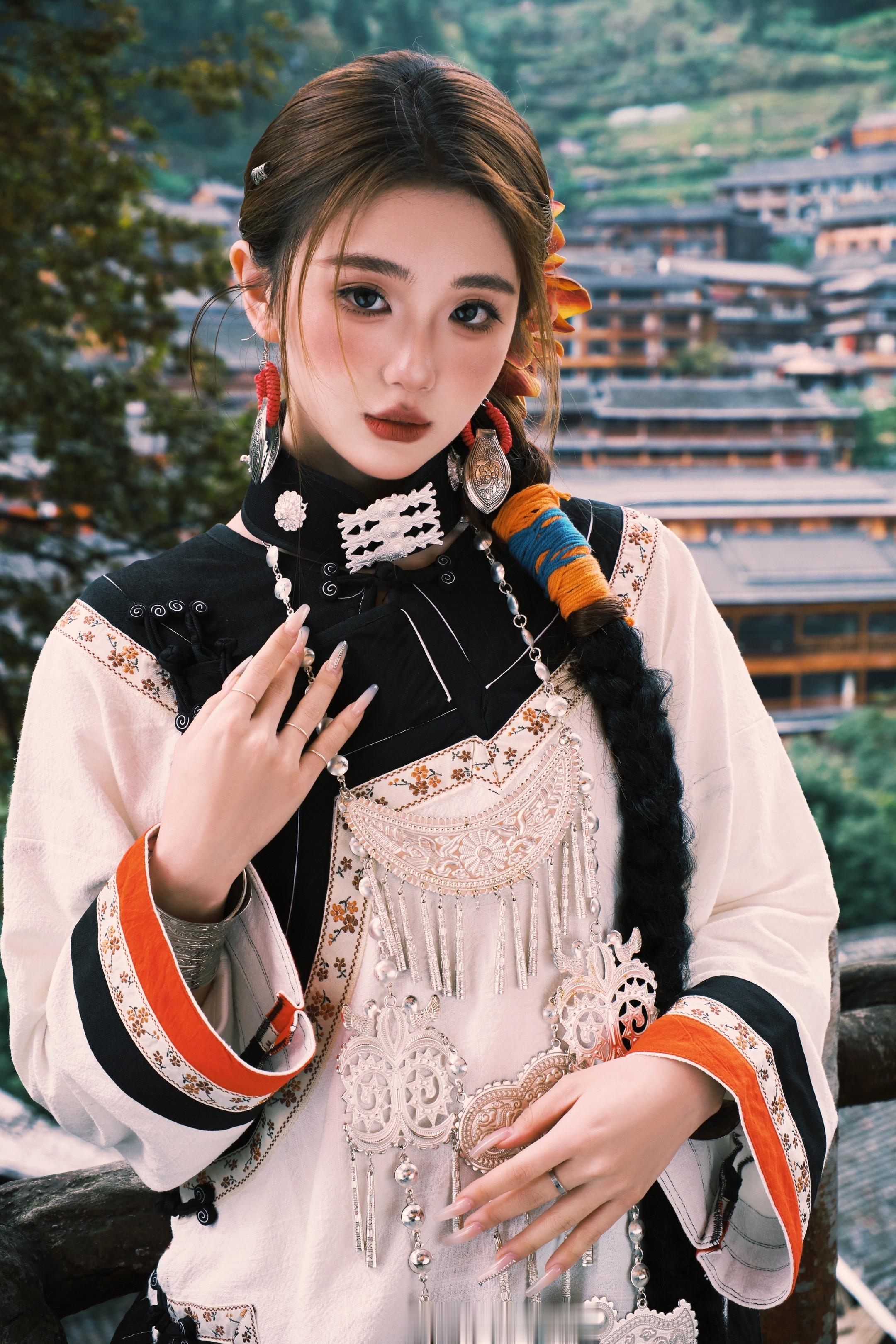 白黑撞色，银饰流光，赴一场千户苗寨的彝族之约
