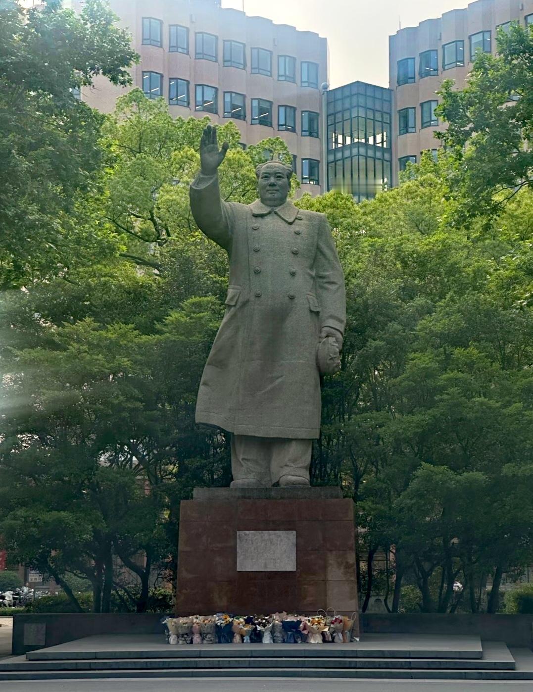 猜猜这是哪
这座伟人的塑像很有特点