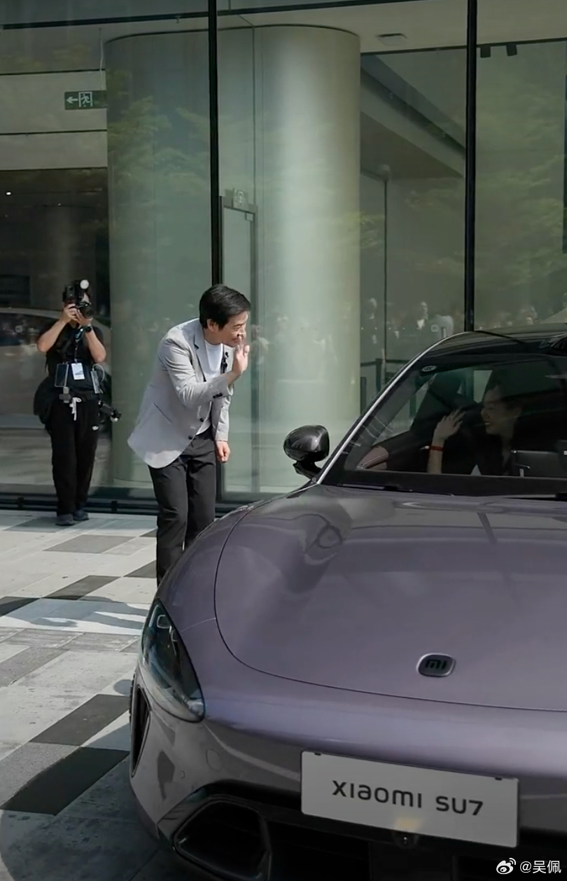 拍照合影、帮开车门、挥手送别，不知道第一批交车的车主对雷总的服务还满意吗？小米新