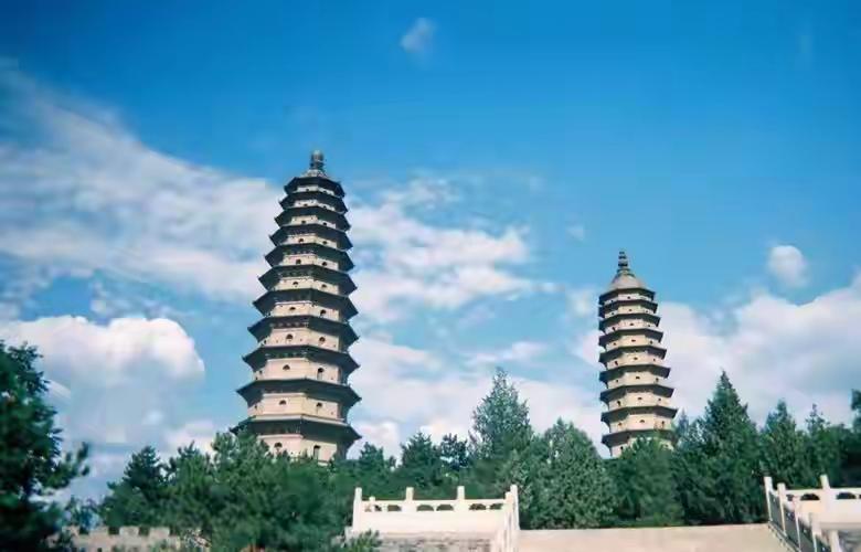 双塔似笔湖似墨，
绘出锦绣山河图。
十年寒窗磨一剑，
百年培育科技人。