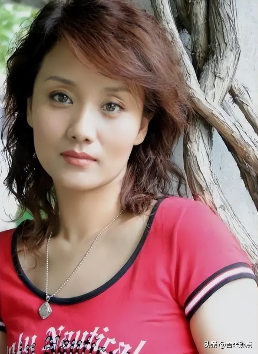 五十多岁还在演戏，没热搜没绯闻，她凭什么不被淘汰？
李颖，三十二年没断过戏，也没