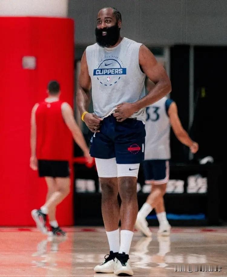 快船主帅泰伦-卢怒赞昔日爱将哈登！在今天快船主场迎战骑士的赛前采访中，卢教练聊到