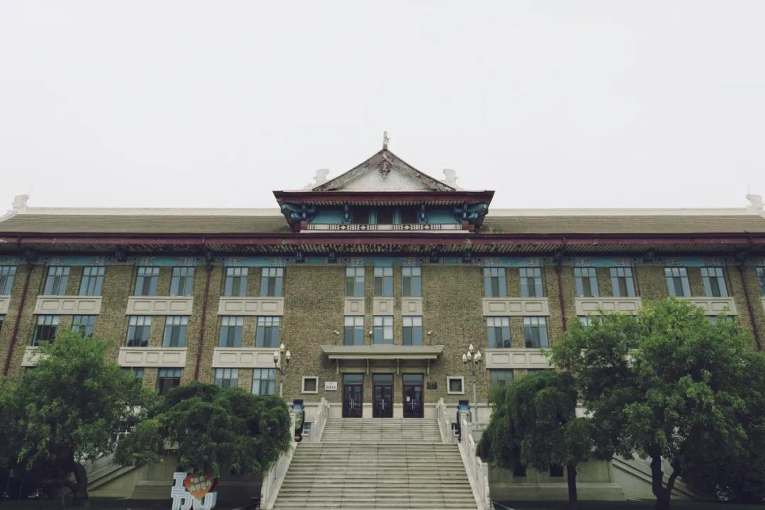 我还记得大学入学第一天的很多场景
我和几个老乡乘火车去学校报到。老家葫芦岛（当时