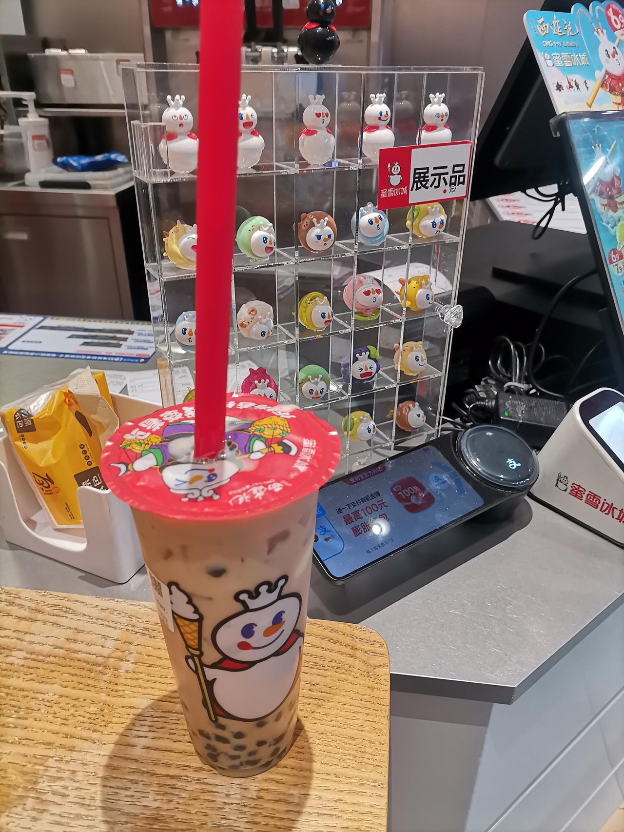 辛苦一天，买杯蜜雪冰城犒劳自己，那简直就像疲惫旅途中找到了温暖的避风港，再合适不