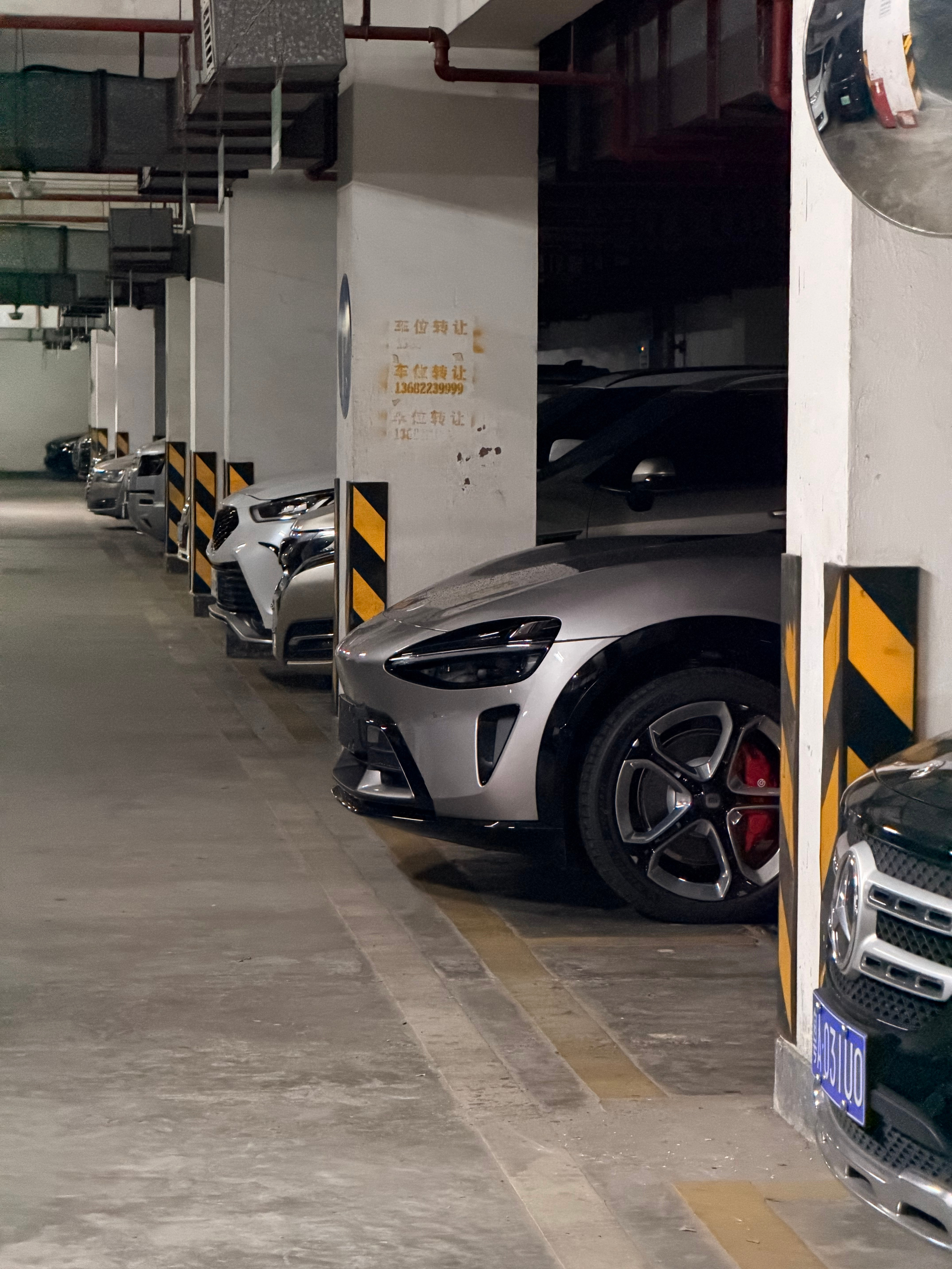 小区车库里的第一辆xiaomi。 