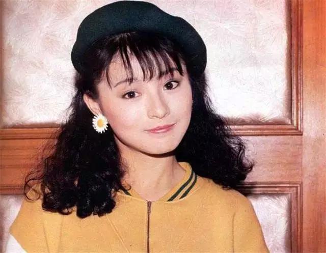2007年港圈炸裂丑闻！功夫女神李赛凤趁富豪丈夫出差私会干儿子，被半路返回的丈夫
