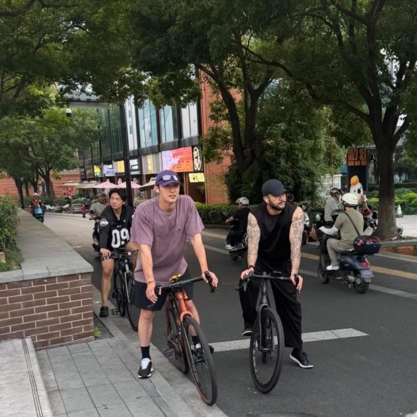 同样是骑自行车，人和人的差距真的太扎心了
 
在上海街头偶遇34岁黄景瑜骑行，真