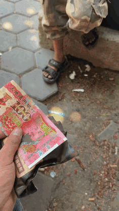空欢喜。为了摆脱当地小孩子的纠缠，这名中国男子去埃及旅游随身携带了天地银行冥币。